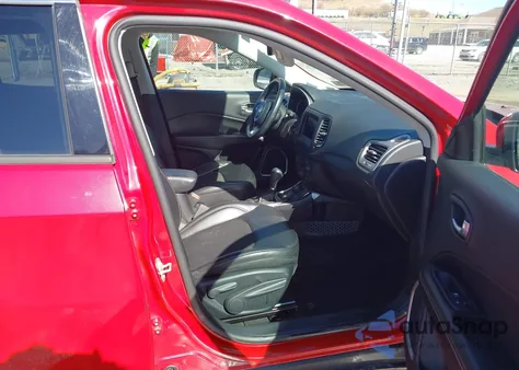 2018 Jeep Compass Latitude 4X4 z USA, uszkodzony, nr VIN 3C4NJDBB0JT331884